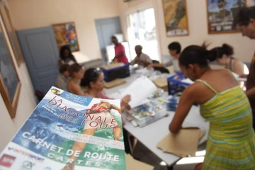 Mardi 23 août 2011 - Mise sous pli des carnets de route pour les coureurs de la 19ème édition du Grand Raid.
(Photo Michel Désiré)