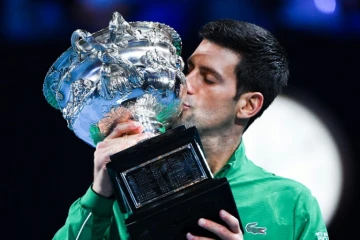 Le Serbe Novak Djokovic, vainqueur de l'Autrichien Dominic Thiem (6-4, 4-6, 2-6, 6-3, 6-4) en finale de l'Open d'Australie, le 3 février 2020 à Melbourne