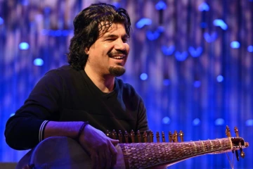 Homayoun Sakhi joue du rubab au Barbican avant le concert "Songs of Hope" pour l'Afghanistan, à Londres le 22 janvier 2022