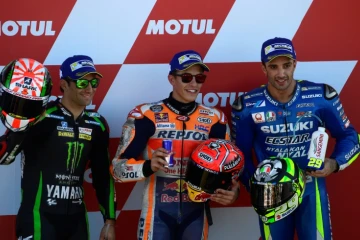 L'Espagnol Marc Marquez (c) pose sur le podium après avoir remporté la pole pour le GP de Valence, catégorie MotoGP, le 11 novembre à Cheste près de Valence