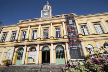 Vendredi 26 Août 2011

 Une grande banderole noire décernant un zéro pointé au recteur a été déroulée sur la façade de l'ancien hôtel de ville dionysien