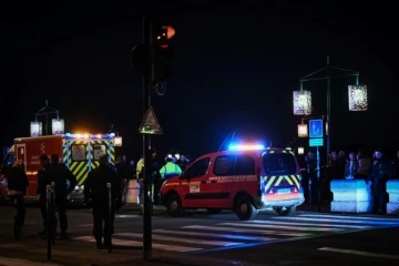 Des policiers et des équipes de secours sur les lieux d'une agression au couteau, le 9 avril 2024 à Bordeaux, en Gironde