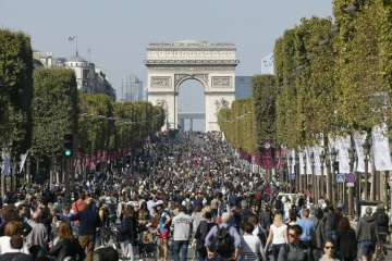 Des promeneurs et des cyclistes sur les Champs-Elysées pour la première "journée sans voiture" à Paris le 27 septembre 2015