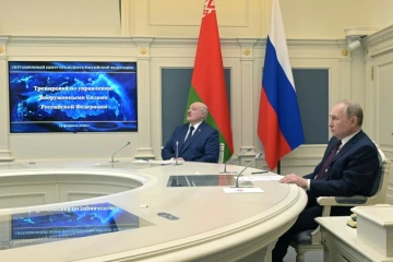 Le président russe Vladimir Poutine et son homologue du Bélarus Alexander Lukashenko observent des manoeuvres militaires sur des écrans depuis Moscou le 19 février 2022