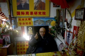 Un diseur de bonne aventure dans son échoppe à Pékin, le 28 février 2017
