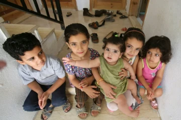 Des enfants réfugies syriens logés dans un appartement à Irbid, en Jordanie, le 9 août 2017