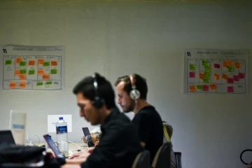 Des informaticiens devant leurs ordinateurs au startup "Beta-i" à Lisbonne, au Portugal, le 29 septembre 2016