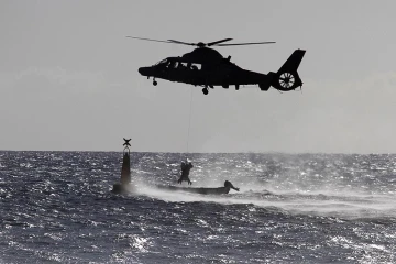 Saint-Leu - Lundi 5 septembre 2011 - hélitreuillage d'un pêcheur en difficulté en raison de la forte houle