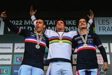 Podium 100% français avec le vainqueur Loïc Bruni entouré de son dauphin Amaury Pierron et Loris Vergier (à droite) aux Mondiaux de VTT aux Gets, le 27 août 2022 
