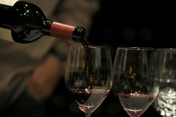Beaucoup de pays sont trop laxistes avec l'alcool, émettant des recommandations de santé publique qui exposent les consommateurs à un risque important, ont affirmé vendredi des chercheurs dans une étude publiée par The Lancet