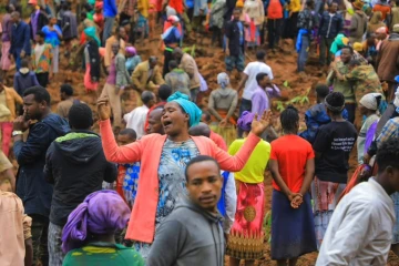 Photo publiée le 22 juillet 2024 par le département de la communication de la zone administrative de Gofa, dans le sud-ouest de l'Ethiopie, montrant des personnes sur les lieux d'un glissement de terrain