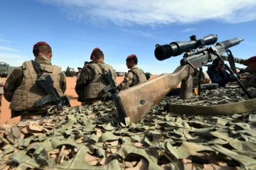 Des militaires français de l'opération Barkhane le 1er janvier 2015 à Madama au Niger à la frontière avec la Libye 