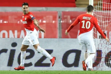 Le buteur colombien de Monaco Radamel Falcao (g) vient de marquer un deuxième but contre Montpellier, en demi-finale de la Coupe de la Ligue, le 31 janvier 2018 au stade Louis-II de Monaco