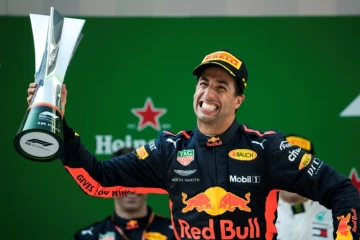L'Australien Daniel Ricciardo,  trophée en main, exulte sur le podium après avoir remporté le GP de Chine, le 15 avrl 2018 à Shanghai