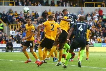 Le défenseur français de Manchester City Aymeric Laporte (c) marque de la tête son premier but sous ses nouvelles couleurs sur le terrain de Wolverhamton en Premier League, le 25 août 2018 