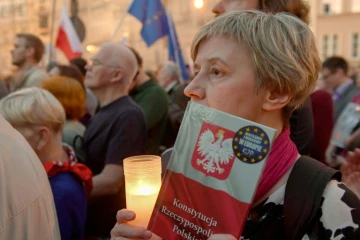 Des manifestants partisans de la présidente de la Cour suprême mercredi 4 juillet 2018 devant le siège de l'institution à Varsovie