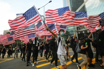 Les militants pro-démocratie de Hong Kong ont défilé dimanche devant le consulat américain, certains brandissant des drapeaux américains, pour appeler la communauté internationale à faire pression sur Pékin