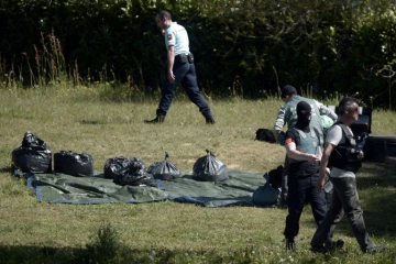 L'équipe de déminage de la police française à Saint-Pee-sur-Nivelle le 8 avril 2017 sur une cache d'armes de l'ETA
