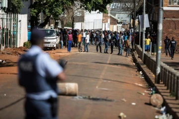 Un groupe de Zoulous armés de bâtons et de machettes fait face à la police à Johannesbourg, le 3 septembre 2019