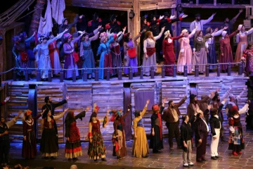 Une scène des "Misérables" adaptés en comédie musicale qui fait salle comble en Iran, à Téhéran le 3 décembre 2018