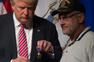 Donald Trump et un ancien combattant qui lui a donné sa prestigieuse médaille Purple Heart, le lieutenant colonel Louis Dorfman, le 2 août 2016 à Ashburn en Virginie