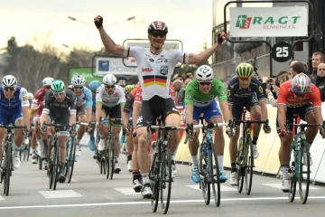 Le sprinteur allemand André Greipel domine la 5e étape deParis-Nice à Bourg-de-Péage, le 9 mars 2017
