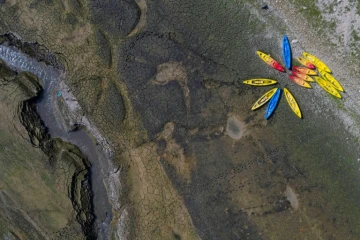 Des kayaks sont entreposés sur les bords de la rivière Le Doubs, asséchée, le 15 septembre 2020 à Villers-le-Lac