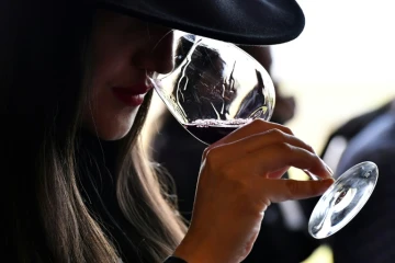 Une femme participe à une séance de dégustation lors de la semaine des primeurs, au Château La Dominique à Saint-Emilion, le 10 avril 2018