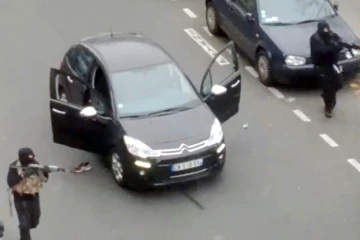 Les assaillants de Charlie Hebdo, identifiés par la suite comme les frères Kouachi, sur une video prise le 7 janvier 2015 devant l'hebdomadaire satirique à Paris