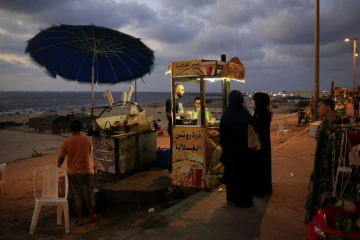 Mohammed Abou Assi vend du maïs au bord de la plage, le 2 septembre 2015 à Gaza