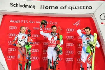 L'Autrichien Marcel Hirscher sur le podium après avoir remporté le slalom de Schladming en Coupe du monde le 23 janvier 2018