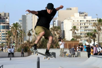 Des skateurs dans le premier skatepark de Libye, inauguré à Tripoli, le 29 mai 2022