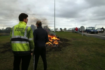 Des dockers bloquent le 8 octobre 2015 l'accès au Havre pour soutenir les employés de l'usine Sidel où un plan social prévoit la suppression de 214 postes  