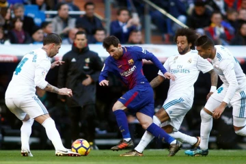 La star du Barça Lionel Messi aux prises avec la défense du Real Madrid, lors du clasico de la Liga disputé à Bernabeu, le 26 décembre 2017 