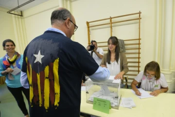 Un homme met un bulletin dans l'urne à Barcelone le 27 septembre 2015 à Barcelone