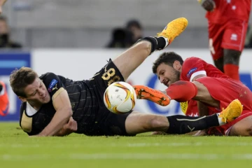 Le Russe Ruslan Kambolov (g), alors défenseur au FC Rubin à la lutte avec le milieu suisse de Sion Veroljub Salatic en Europa League, le 17 septembre 2015 à Sion