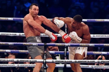 Anthony Joshua (D)  a battu l'Ukrainien Wladimir Klitschko par KO technique le 29 avril 2017 à Wembley (nord-ouest de Londres)