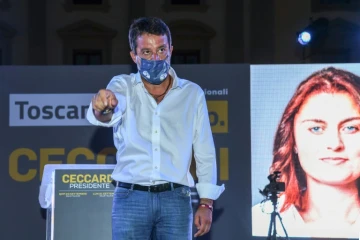 Le chef de la Ligue, Matteo Salvini, près d'une affiche de campagne de la candidate aux élections régionales en Toscane Susanna Ceccardi, le 18 septembre 2020 à Florence
