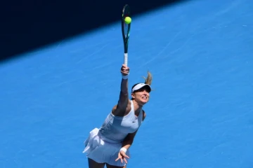 L'Espagnole Paula Badosa sert face à l'Américaine Coco Gauff en quarts de finale de l'Open d'Australie à Melbourne, le 21 janvier 2025