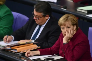 La chancelière allemande Angela Merkel sur les bancs du Bundestag à côté du ministre de l'Economie Sigmar Gabriel, le 14 octobre 2015