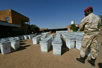 Préparation du matériel électoral à Niamey, le 26 décembre 2020