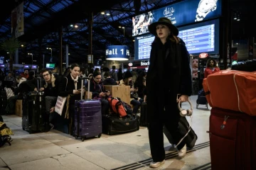 Des voyageurs attendent un train à la gare de Lyon au 16e jour de la grève contre la réforme des retraites, le 20 décembre 2019 à Paris