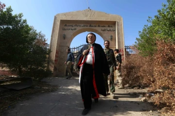 Petros Mouché, archevêque syriaque catholique de Mossoul et de Qaraqosh, inspecte les dégâts à Qaraqosh (30 km à l'est de Mossoul), le 30 octobre 2016 