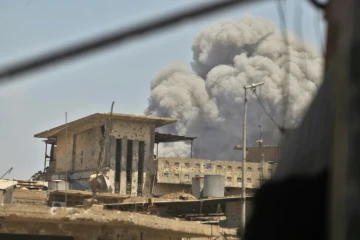 De la fumée s'échappe de la vieille ville de Mossoul après un attentat à la voiture piégée, le 19 juin 2017