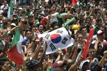 Les supporters du Mexique, et de la Corée du Sud, lors de la retransmission du match entre les deux équipes, le 27 juin 2018 à Mexico 