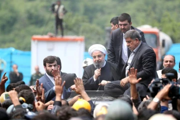 Le président iranien Hassan Rohani s'adresse aux mineurs et aux équipes de secours, le 7 mai 2017 à la mine d'Azad Shahar où 26 mineurs ont été tués, dans le nord du pays