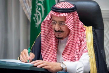 Une photo fournie par l'agence de presse officielle saoudienne (SPA) montre le roi Salmane d'arabie saoudite en train de signer le budget de l'Etat, le 15 décembre 2020 à Ryad