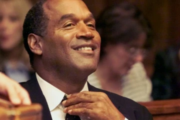 O.J. Simpson ajuste sa cravate au tribunal le 9 octobre 2001 à Miami