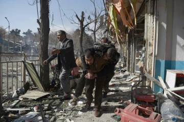 Des volontaires afghans viennent en aide aux victimes de l'explosion d'une ambulance piégée à Kaboul, le 27 janvier 2018