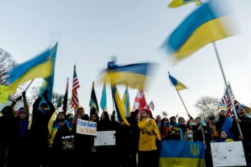 Des manifestants agitent le drapeau ukrainien devant la Maison Blanche à Washington le 20 février 2022